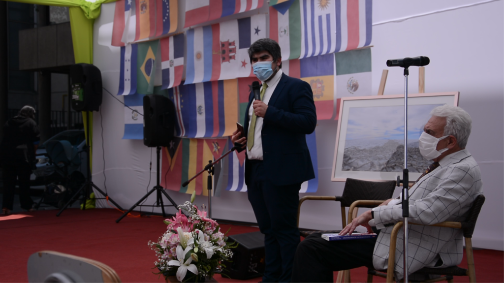 El Secretario de la Corporación, leyendo el Discurso de Apertura del Mes de la Hispanidad.